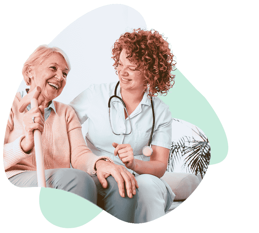 Enfermeira especializada em geriatria em Pelotas, cuidando de idoso.